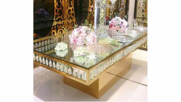 Masă aranjată cu aranjamente florale într-o sală de evenimente